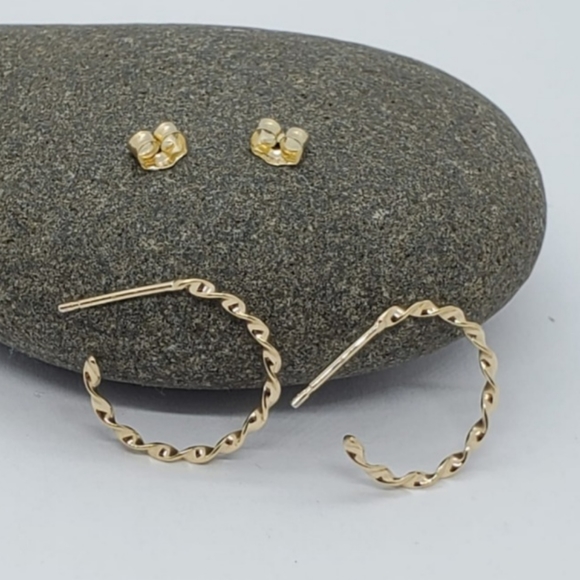 14k Yellow Gold twisted earring comfortable elegant and delicate